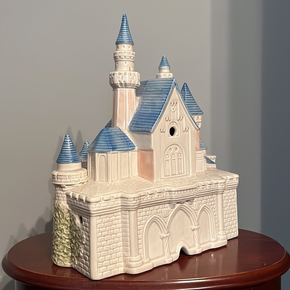 Vintage Disney Castle Lamp 1988 ed.- Excellent Condition, no chips or cracks - Picture 3 of 7